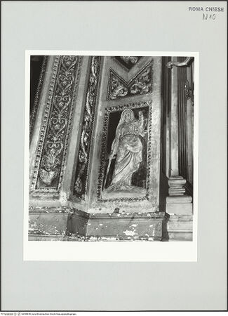 Vorderseite von Sopr. BAS ROMA [https://www.deutsche-digitale-bibliothek.de/content/lizenzen/rv-fz/] KapellenausstattungPilasterdekoration mit Bischof mit Kirchenmodell und Justitia - Detail, Justitia, bh530849_recto. Foto.