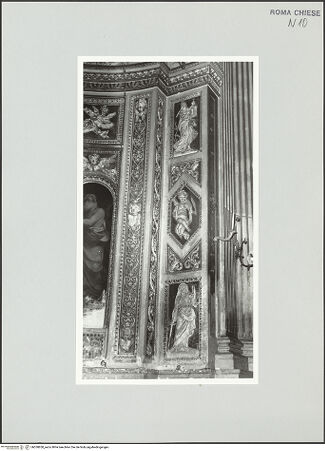 Vorderseite von Sopr. BAS ROMA [https://www.deutsche-digitale-bibliothek.de/content/lizenzen/rv-ez/] KapellenausstattungPilasterdekoration mit Bischof mit Kirchenmodell und Justitia - , bh530850_recto. Foto.