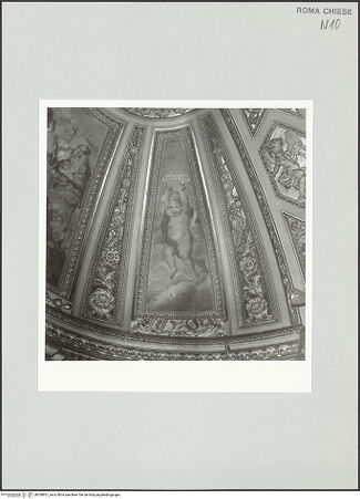 Vorderseite von Sopr. BAS ROMA [https://www.deutsche-digitale-bibliothek.de/content/lizenzen/rv-ez/] KapellenausstattungPutto mit Inschriftenband - , bh530851_recto. Foto.