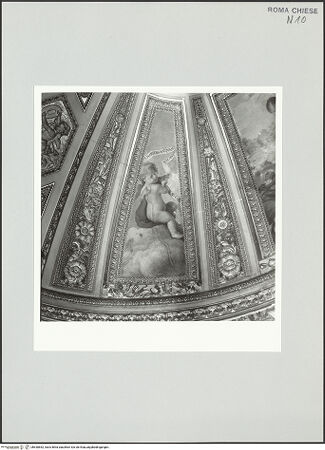 Vorderseite von Sopr. BAS ROMA [https://www.deutsche-digitale-bibliothek.de/content/lizenzen/rv-ez/] KapellenausstattungPutto mit Inschriftenband - , bh530852_recto. Foto.