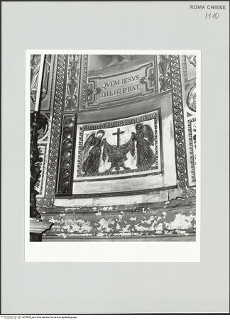 Vorderseite von Sopr. BAS ROMA [https://www.deutsche-digitale-bibliothek.de/content/lizenzen/rv-ez/] Kapellendekoration mit Stuckreliefs und Fresken - Kapellenwand, Sockelzone, bh530858_recto. Foto.