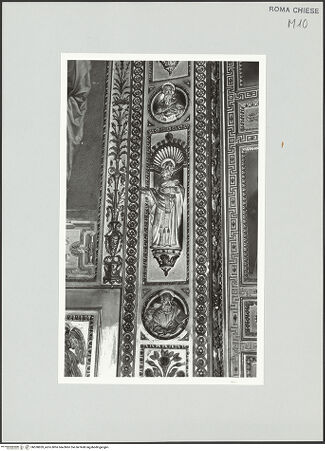 Vorderseite von Sopr. BAS ROMA [https://www.deutsche-digitale-bibliothek.de/content/lizenzen/rv-ez/] Kapellendekoration mit Stuckreliefs und Fresken - Kapelleneingangsbogen, rechter Pilaster, Detail, bh530859_recto. Foto.