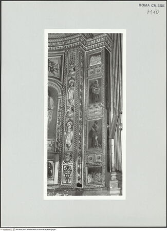 Vorderseite von Sopr. BAS ROMA [https://www.deutsche-digitale-bibliothek.de/content/lizenzen/rv-ez/] Kapellendekoration mit Stuckreliefs und Fresken - Kapelleneingangsbogen, rechter Pilaster, bh530860_recto. Foto.