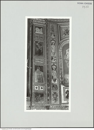 Vorderseite von Sopr. BAS ROMA [https://www.deutsche-digitale-bibliothek.de/content/lizenzen/rv-ez/] Kapellendekoration mit Stuckreliefs und Fresken - Kapelleneingangsbogen, linker Pilaster, bh530861_recto. Foto.
