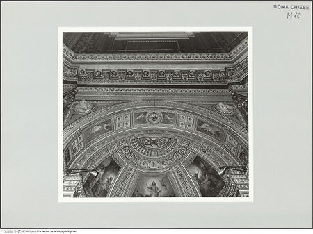 Vorderseite von Sopr. BAS ROMA [https://www.deutsche-digitale-bibliothek.de/content/lizenzen/rv-ez/] Kapellendekoration mit Stuckreliefs und Fresken - Kapelleneingangsbogen und Kalotte, bh530862_recto. Foto.