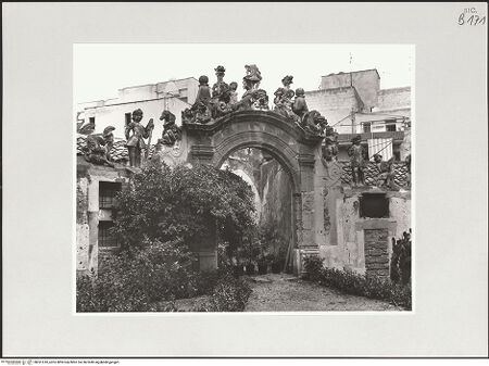 Vorderseite von Foto Marburg [https://www.deutsche-digitale-bibliothek.de/content/lizenzen/rv-ez/] Skulpturengruppe aus fabelhaften und mythologischen Wesen, sog. MostriHoftor mit Drachen, Sirene und Mischwesen (Mostri) - Hofseite, Gesamtansicht, von Osten, bh531610_recto. Foto: Gloc, Jan.