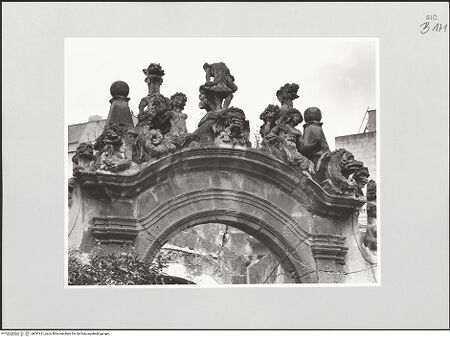 Vorderseite von Foto Marburg [https://www.deutsche-digitale-bibliothek.de/content/lizenzen/rv-ez/] Skulpturengruppe aus fabelhaften und mythologischen Wesen, sog. MostriHoftor mit Drachen, Sirene und Mischwesen (Mostri) - Hofseite, Giebel, bh531611_recto. Foto: Gloc, Jan.