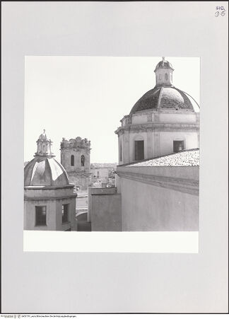 Vorderseite von Biblioteca Fardelliana, Trapani [https://www.deutsche-digitale-bibliothek.de/content/lizenzen/rv-ez/] Cattedrale - Nordnebenkuppel und Vierungskuppel (im Hintergrund der Glockenturm von Santa Caterina), bh531761_recto. Foto: Bertolini, Giovanni.