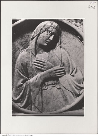 Vorderseite von Sopr. BAS NA [https://www.deutsche-digitale-bibliothek.de/content/lizenzen/rv-ez/] Grabmal der Giovanna d'Aquino (gest. 1347)Schmerzensmann zwischen Maria und Johannes - Sarkophagfront, Detail: Maria, bh531991_recto. Foto.