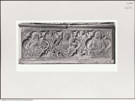 Vorderseite von Sopr. BAS NA [https://www.deutsche-digitale-bibliothek.de/content/lizenzen/rv-ez/] Grabmal des Giannotto Protogiudice di Salerno (gest. 1385) - Sarkophagfront, bh531993_recto. Foto.