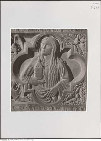 Vorderseite von Sopr. BAS NA [https://www.deutsche-digitale-bibliothek.de/content/lizenzen/rv-ez/] Grabmal des Giannotto Protogiudice di Salerno (gest. 1385) - Sarkophagfront, Detail: Hl. Maria Magdalena, bh531996_recto. Foto.