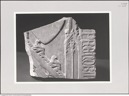 Vorderseite von Pedicini, Luciano [https://www.deutsche-digitale-bibliothek.de/content/lizenzen/rv-ez/] Grabplatte eines Ritters (gest. 1383) - Rahmen, Bekrönung, rechts, bh532017_recto. Foto: Pedicini, Luciano.