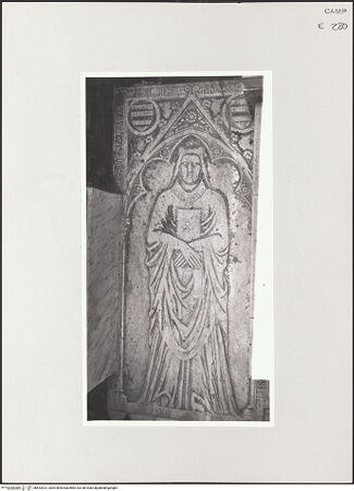 Vorderseite von Sopr. BAS NA [https://www.deutsche-digitale-bibliothek.de/content/lizenzen/rv-ez/] Grabplatte - Gesamtansicht, bh532022_recto. Foto.