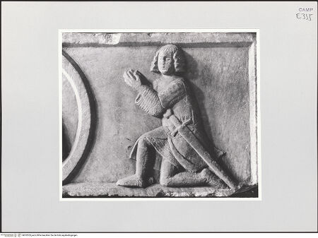 Vorderseite von Sopr. BAS NA [https://www.deutsche-digitale-bibliothek.de/content/lizenzen/rv-ez/] Grabmal des Riccardo Piscicelli (gest. 1331) - Sarkophag, Detail: Ritter, bh532023_recto. Foto.