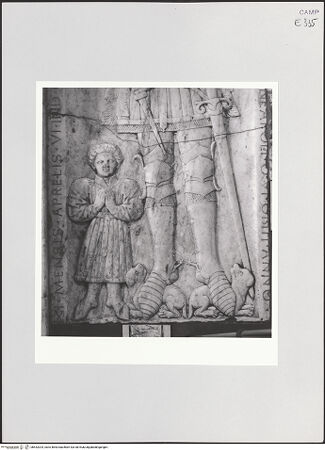 Vorderseite von Sopr. BAS NA [https://www.deutsche-digitale-bibliothek.de/content/lizenzen/rv-ez/] Grabplatte des Giannone Caracciolo - Detail: Fußende, bh532024_recto. Foto.