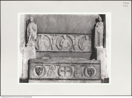 Vorderseite von Sopr. BAS NA [https://www.deutsche-digitale-bibliothek.de/content/lizenzen/rv-ez/] Grabmäler der Caracciolo - Gesamtansicht, bh532027_recto. Foto.