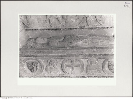 Vorderseite von Sopr. BAS NA [https://www.deutsche-digitale-bibliothek.de/content/lizenzen/rv-ez/] Grabmäler der CaraccioloGisant des Nicola Caracciolo (gest. 1328) - Gesamtansicht, bh532028_recto. Foto.