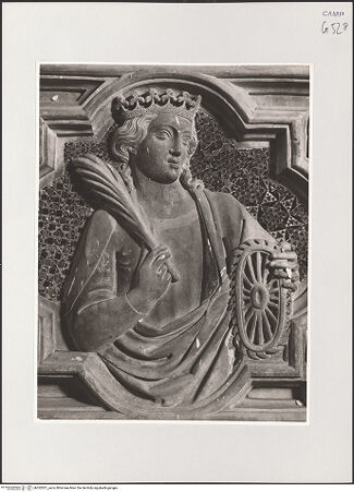 Vorderseite von Sopr. BAS NA [https://www.deutsche-digitale-bibliothek.de/content/lizenzen/rv-ez/] Grabmal des Antonio Carafa, genannt Malizia (gest. 1438) - Detail: Heilige Katharina, bh532031_recto. Foto.