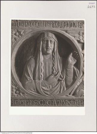 Vorderseite von Sopr. BAS NA [https://www.deutsche-digitale-bibliothek.de/content/lizenzen/rv-ez/] Sarkophagfront des Gurello Caracciolo (gest. 1402) - Detail: Maria, bh532035_recto. Foto.