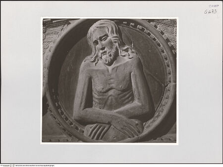 Vorderseite von Sopr. BAS NA [https://www.deutsche-digitale-bibliothek.de/content/lizenzen/rv-ez/] Sarkophagfront des Matteo Capuano mit Darstellungen des Schmerzensmanns zusammen mit Maria und Johannes dem Evangelisten - Detail: Christus, bh532036_recto. Foto.