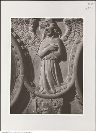 Vorderseite von Sopr. BAS NA [https://www.deutsche-digitale-bibliothek.de/content/lizenzen/rv-ez/] Sarkophagfront des Matteo Capuano mit Darstellungen des Schmerzensmanns zusammen mit Maria und Johannes dem Evangelisten - Detail: Engel, bh532037_recto. Foto.