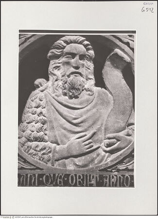 Vorderseite von Sopr. BAS NA [https://www.deutsche-digitale-bibliothek.de/content/lizenzen/rv-ez/] Grabmal der Letizia Caracciolo (gest. 1340)Madonna zwischen Johannes dem Täufer und Katharina - Sarkophagfront: Johannes der Täufer, bh532041_recto. Foto.