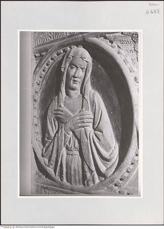 Vorderseite von Sopr. BAS NA [https://www.deutsche-digitale-bibliothek.de/content/lizenzen/rv-ez/] Sarkophagfront des Matteo Capuano mit Darstellungen des Schmerzensmanns zusammen mit Maria und Johannes dem Evangelisten - Detail: Maria, bh532044_recto. Foto.