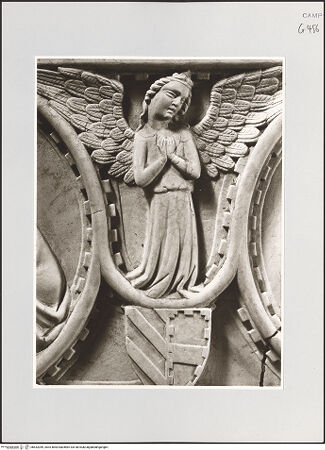 Vorderseite von Sopr. BAS NA [https://www.deutsche-digitale-bibliothek.de/content/lizenzen/rv-ez/] Grabmal der Giovanna d'Aquino (gest. 1347)Schmerzensmann zwischen Maria und Johannes - Sarkophagfront, Detail: Engel und Wappen, bh532049_recto. Foto.