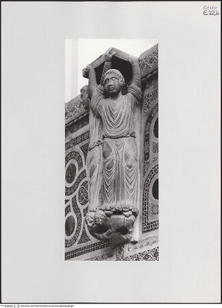 Vorderseite von Hirmer Fotoarchiv [https://www.deutsche-digitale-bibliothek.de/content/lizenzen/rv-fz/] Rechte KanzelLesepult mit den Subdiakone - Ansicht von rechts, bh532089_recto. Foto.