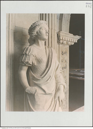 Vorderseite von Sopr. BAS NA [https://www.deutsche-digitale-bibliothek.de/content/lizenzen/rv-ez/] Triumphbogen Alfonsos VVirtù guerriera - Obere Hälfte, Seitenansicht von links, bh532246_recto. Foto.