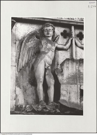 Vorderseite von Bibliotheca Hertziana [https://www.deutsche-digitale-bibliothek.de/content/lizenzen/rv-fz/] Triumphbogen Alfonsos VPlastische Dekoration mit dem Relief der Krönung von Ferdinand I.Wappenhaltende Genien - Linker Genius, bh532259_recto. Foto.