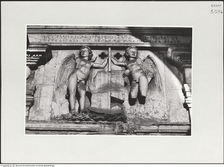 Vorderseite von Bibliotheca Hertziana [https://www.deutsche-digitale-bibliothek.de/content/lizenzen/rv-fz/] Triumphbogen Alfonsos VPlastische Dekoration mit dem Relief der Krönung von Ferdinand I.Wappenhaltende Genien - Gesamtansicht, bh532260_recto. Foto.