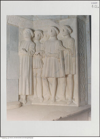 Vorderseite von Sopr. BAS NA [https://www.deutsche-digitale-bibliothek.de/content/lizenzen/rv-ez/] Triumphbogen Alfonsos VPlastische Dekoration mit dem Relief der Krönung von Ferdinand I.Krönung von Ferdinand I.Das Gefolge Ferdinands - Rechte Gruppe, bh532261_recto. Foto.