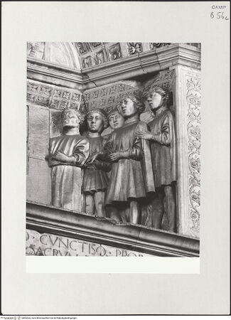Vorderseite von Bibliotheca Hertziana [https://www.deutsche-digitale-bibliothek.de/content/lizenzen/rv-fz/] Triumphbogen Alfonsos VPlastische Dekoration mit dem Relief der Krönung von Ferdinand I.Krönung von Ferdinand I.Das Gefolge Ferdinands - Rechte Gruppe, bh532262_recto. Foto.