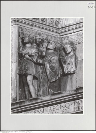Vorderseite von Bibliotheca Hertziana [https://www.deutsche-digitale-bibliothek.de/content/lizenzen/rv-fz/] Triumphbogen Alfonsos VPlastische Dekoration mit dem Relief der Krönung von Ferdinand I.Krönung von Ferdinand I.Das Gefolge Ferdinands - Linke Gruppe, bh532264_recto. Foto.