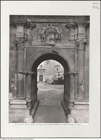 Vorderseite von Alinari [https://www.deutsche-digitale-bibliothek.de/content/lizenzen/rv-ez/] Triumphbogen Alfonsos VPlastische Dekoration mit dem Relief der Krönung von Ferdinand I. - Teilansicht, bh532265_recto. Foto.