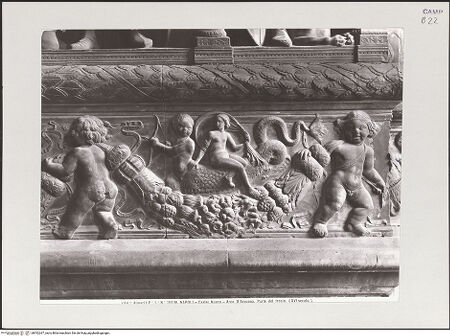 Vorderseite von Alinari [https://www.deutsche-digitale-bibliothek.de/content/lizenzen/rv-ez/] Triumphbogen Alfonsos VRechter Sockel - Linke Seite: Festonfries, Detail mit fischgestaltigem Cupido und Frau, bh532267_recto. Foto.