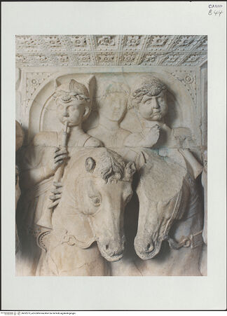 Vorderseite von Sopr. BAS NA [https://www.deutsche-digitale-bibliothek.de/content/lizenzen/rv-ez/] Triumphbogen Alfonsos VTriumphaler Einzug Alfons V. in NeapelBerittene Bläser und Trommler - Musikanten, Detail: Oberkörper, bh532273_recto. Foto.