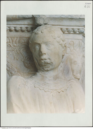 Vorderseite von Sopr. BAS NA [https://www.deutsche-digitale-bibliothek.de/content/lizenzen/rv-ez/] Triumphbogen Alfonsos VTriumphaler Einzug Alfons V. in NeapelAlfons V. auf dem Triumphwagen thronend - Baldachinträger, Detail: Kopf, bh532274_recto. Foto.