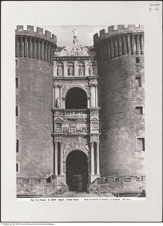 Vorderseite von Alinari [https://www.deutsche-digitale-bibliothek.de/content/lizenzen/rv-ez/] Triumphbogen Alfonsos V - Triumphbogen mit Torre di Mezzo und Torre di Guardia, bh532276_recto. Foto.