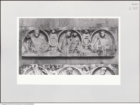 Vorderseite von Sopr. BAS NA [https://www.deutsche-digitale-bibliothek.de/content/lizenzen/rv-ez/] Sarkophagfront des Bolectus de Planca (gest. 1341) - Front: Madonna zwischen heiligem Bischof (Ludwig von Toulouse) und Märtyrerin (Katharina), bh532459_recto. Foto.