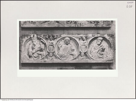 Vorderseite von Sopr. BAS NA [https://www.deutsche-digitale-bibliothek.de/content/lizenzen/rv-ez/] Sarkophagfront des Bolectus de Planca (gest. 1341) - Christus zwischen Johannes d. T. und weiterem Heiligen (Markus?), bh532460_recto. Foto.