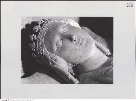 Vorderseite von Sopr. BAS NA [https://www.deutsche-digitale-bibliothek.de/content/lizenzen/rv-ez/] Grabmal der Königin Maria von Ungarn - Liegefigur, Detail: Kopf, bh532466_recto. Foto.