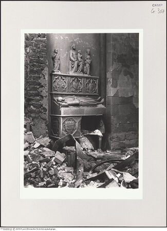 Vorderseite von Sopr. BAS NA [https://www.deutsche-digitale-bibliothek.de/content/lizenzen/rv-ez/] Grabmal des Drugo Merloto (gest. 1339) - Gesamtansicht (Bombenschäden 1943), bh532475_recto. Foto.