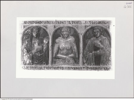 Vorderseite von Sopr. BAS NA [https://www.deutsche-digitale-bibliothek.de/content/lizenzen/rv-ez/] Vorderplatte eines Sarkophags. Schmerzensmann mit Heiligen Maria und Johannes - Gesamtansicht, bh532476_recto. Foto.