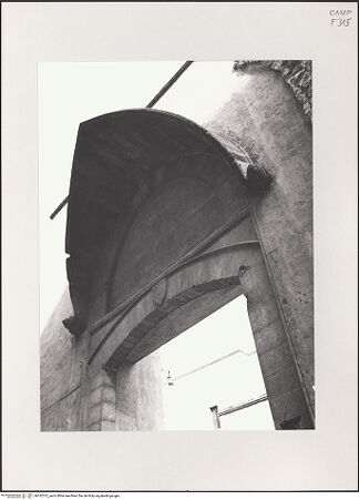 Vorderseite von Pedicini, Luciano [https://www.deutsche-digitale-bibliothek.de/content/lizenzen/rv-ez/] Santa ChiaraTor des Klosters - Schrägansicht von rechts, bh532512_recto. Foto: Pedicini, Luciano.