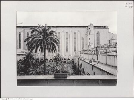 Vorderseite von Pedicini, Luciano [https://www.deutsche-digitale-bibliothek.de/content/lizenzen/rv-ez/] Santa ChiaraKleiner Kreuzgang (Chiostro dei Minori) - Ansicht von Südosten, bh532518_recto. Foto.