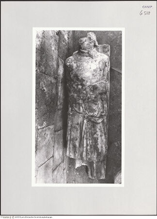 Vorderseite von Sopr. BAS NA [https://www.deutsche-digitale-bibliothek.de/content/lizenzen/rv-ez/] Krieger - Gesamtansicht der Figur, bh532519_recto. Foto.