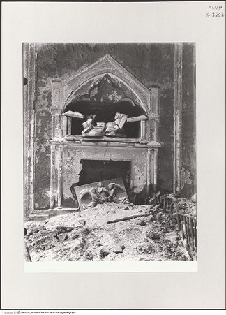 Vorderseite von Alinari [https://www.deutsche-digitale-bibliothek.de/content/lizenzen/rv-ez/] Fragmente der Grabmäler Marias von Anjou (Kalabrien) und Ludwigs von Durazzo - Gesamtansicht (nach Bombardierung 1943), bh532522_recto. Foto.