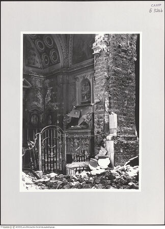 Vorderseite von Sopr. BAS NA [https://www.deutsche-digitale-bibliothek.de/content/lizenzen/rv-ez/] Grabmal der Isabella d'Apia (gest. 1375) - Seitenansicht (nach Bombardierung 1943), bh532523_recto. Foto.